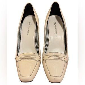 Anne Klein Ivory Cream Patent Leather Pump Sz 7